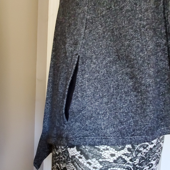 Cozy DKNY Jeans grey & black sleeveless shrug - Picture 4 of 6